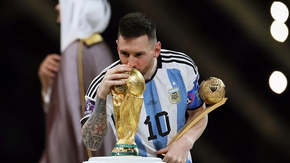 ¡El rey! Messi ocupa el trono en el ranking de los 100 mejores futbolistas de la&nbsp;historia.