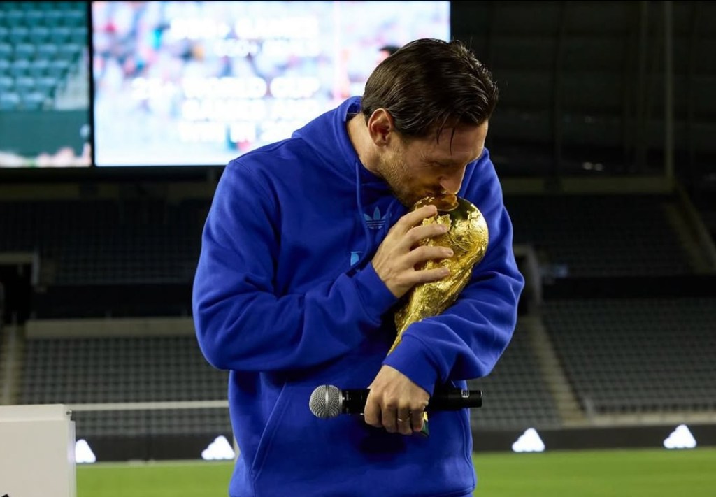 Messi y su emotivo reencuentro con la Copa del&nbsp;Mundo