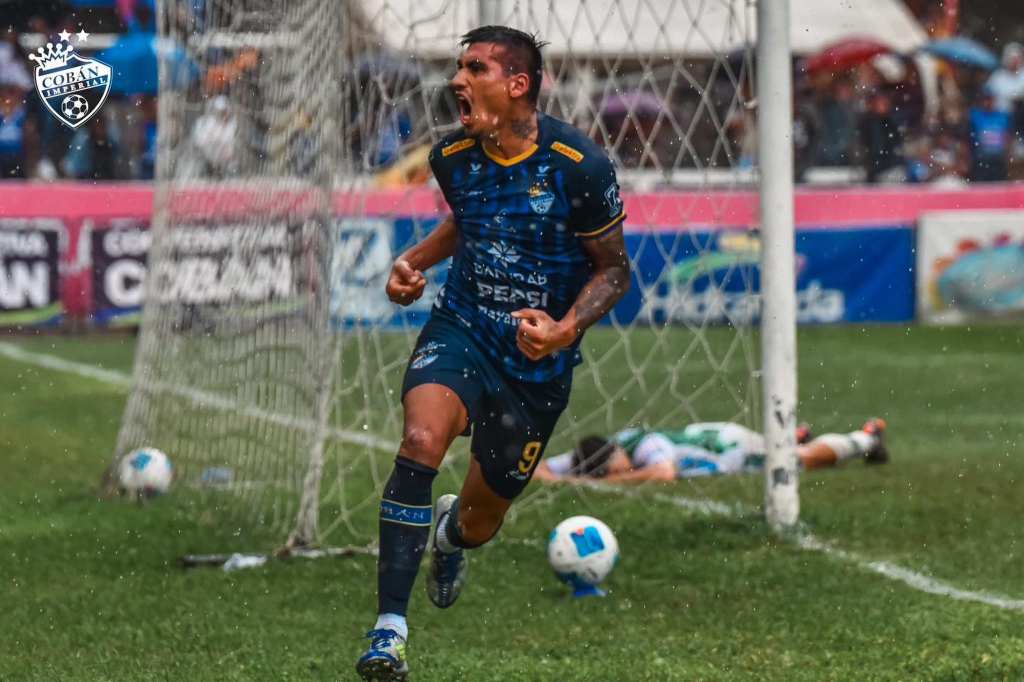 ¡Cobán lo gana con garra bajo la&nbsp;lluvia!