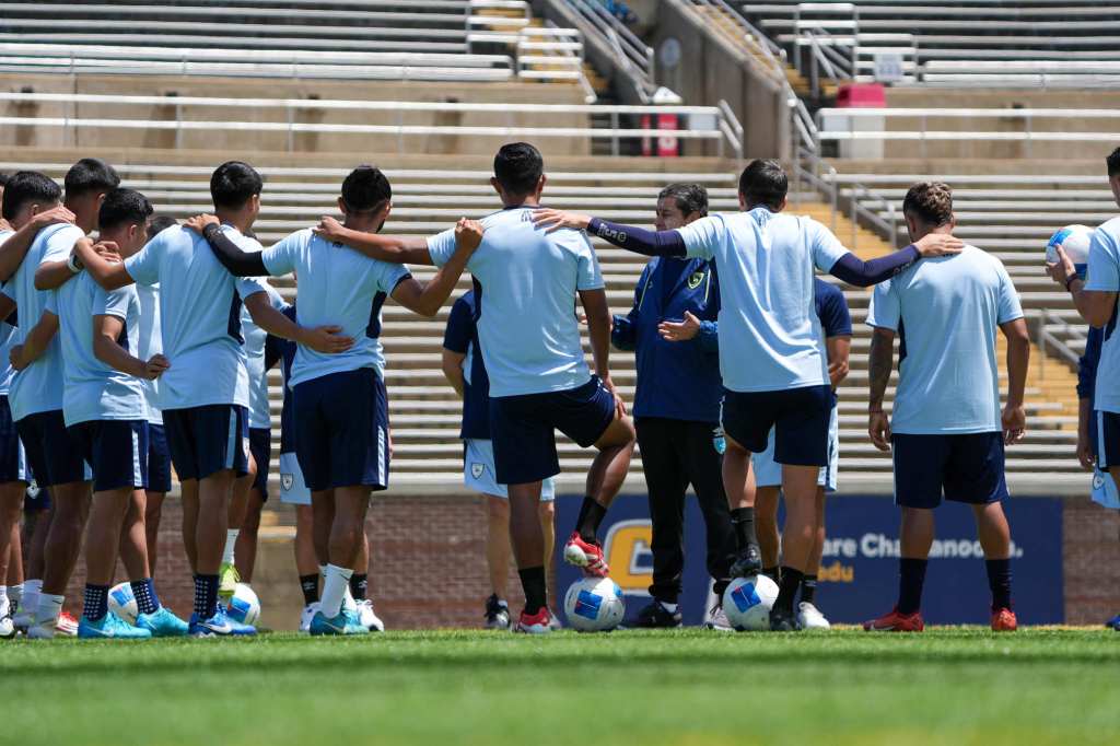 “No venimos a jugar por jugar, venimos a dejar el alma por Guatemala”: Tena enciende la pasión antes del clásico centroamericano.