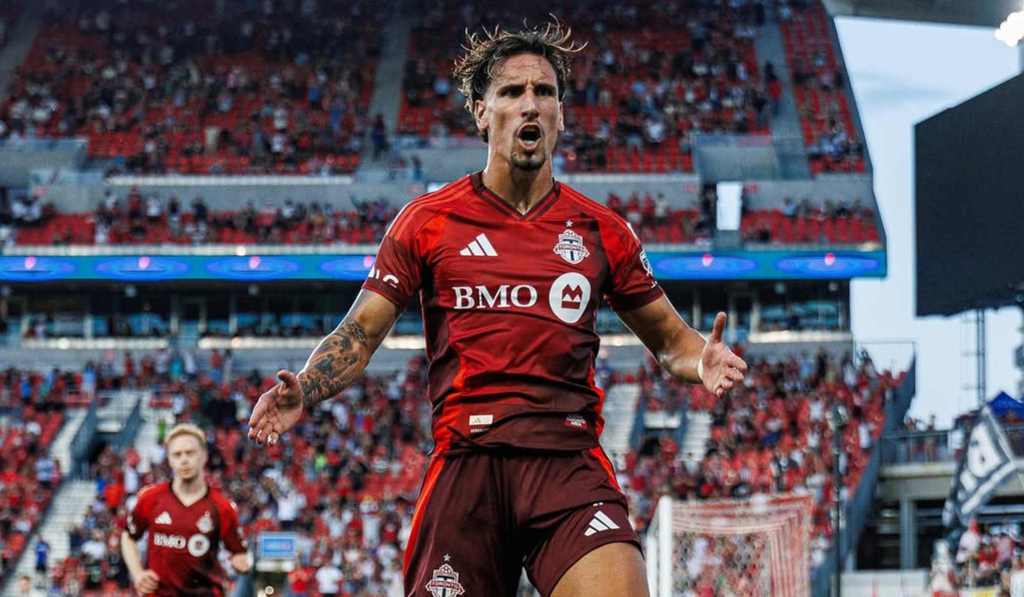 Theo Corbeanu salva a Toronto del abismo con un cabezazo de oro ante Red&nbsp;Bulls