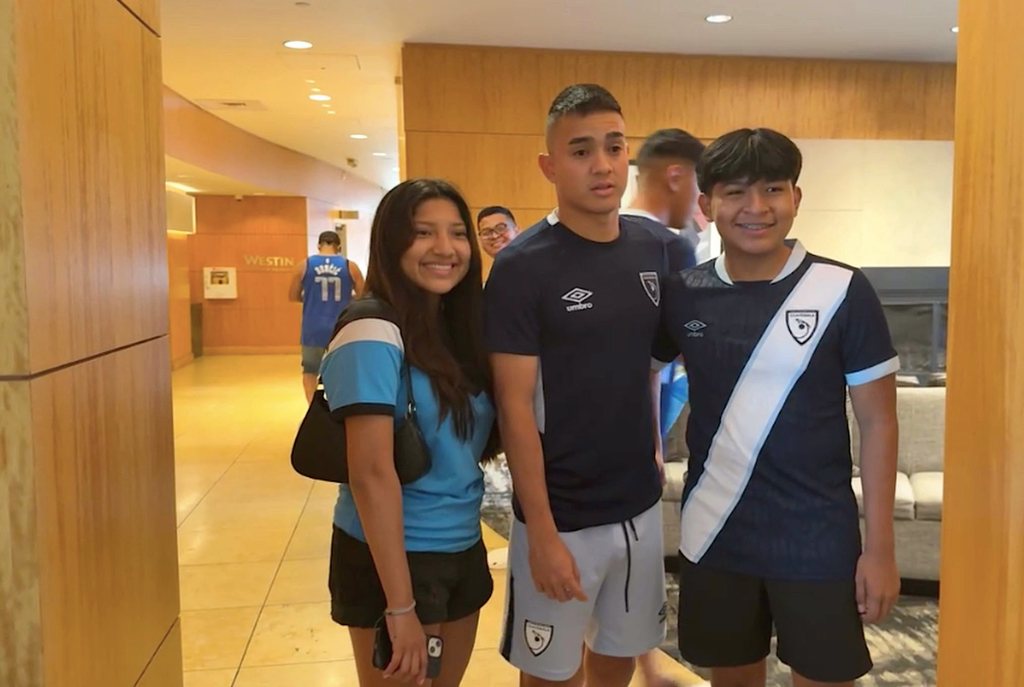 ¡Que retumbe el estadio!”: invasión chapina pinta de azul y blanco la semifinal histórica de la Copa&nbsp;Oro