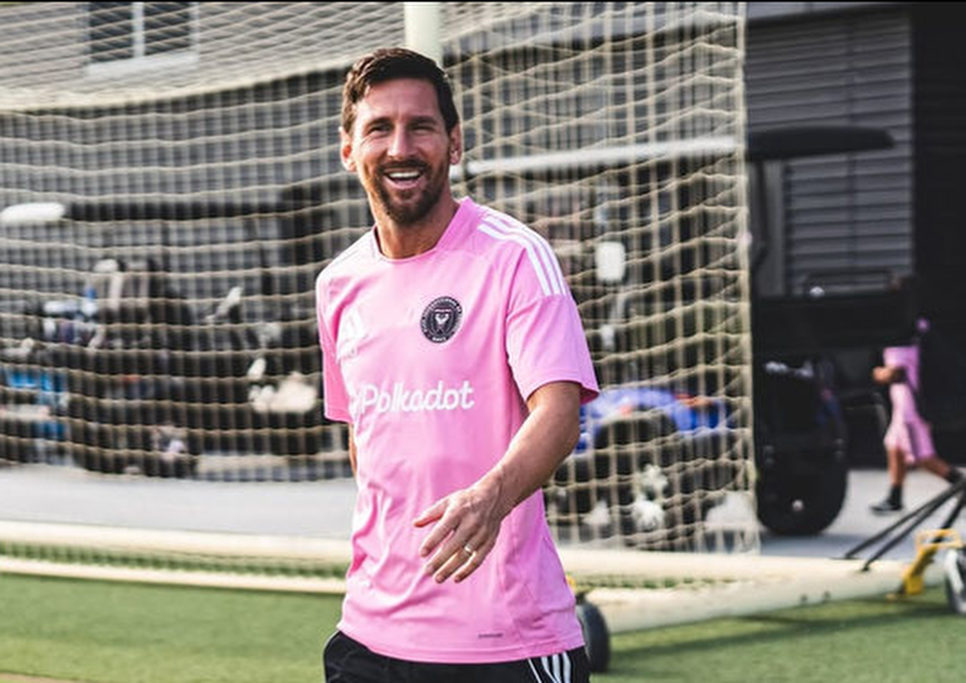 Messi deslumbra con estilo: recibe las icónicas botas rosas Adidas Predator 25 de&nbsp;Beckham