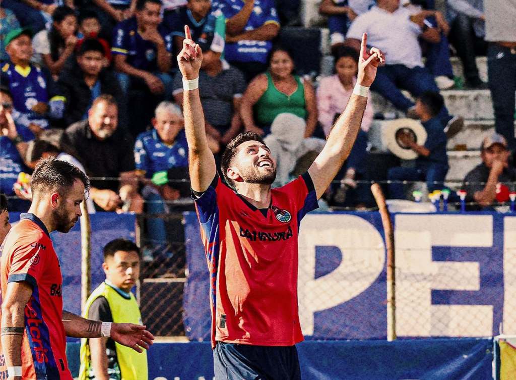 Samayoa marca y Municipal gana en Cobán: el “Rojo” se instala como sublíder del Apertura&nbsp;2025