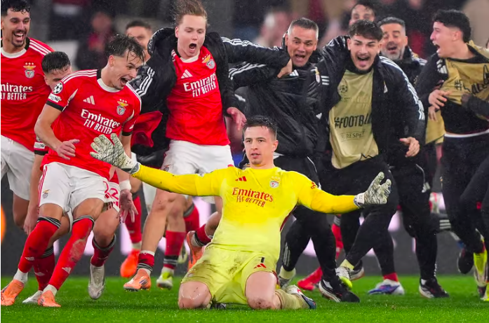 El arquero del Benfica marca al final, el Madrid se queda con diez y va al repechaje