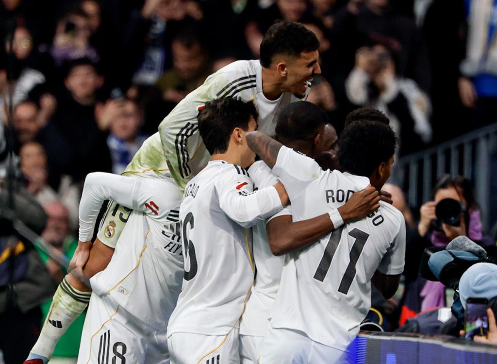 Un penal eterno y un Bernabéu en llamas: el Madrid gana entre dudas, expulsiones y&nbsp;polémica