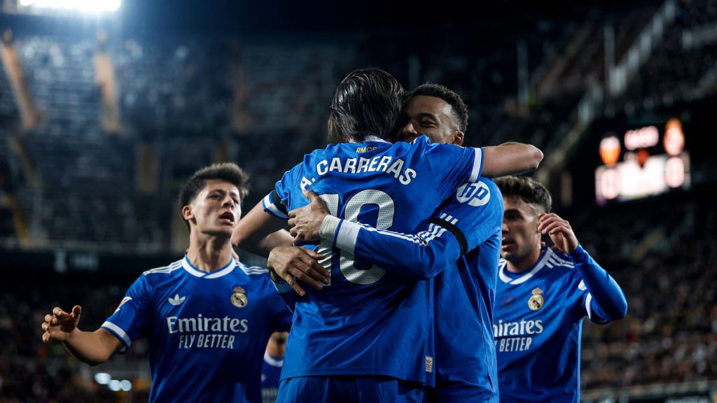 El Madrid resiste en Mestalla, gana sin brillo y no suelta la&nbsp;cima