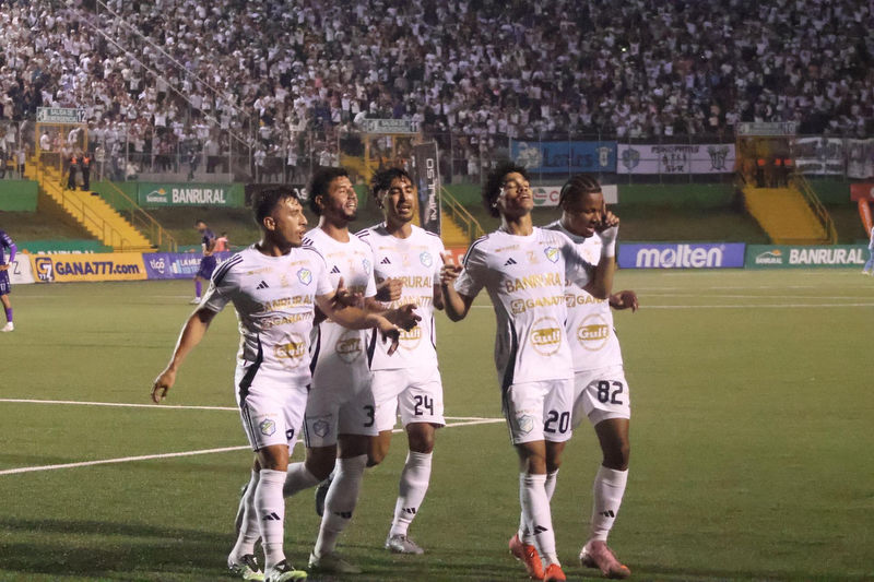 Se acabó el reinado colonial: Comunicaciones elimina a Antigua y revive su sueño de&nbsp;campeón