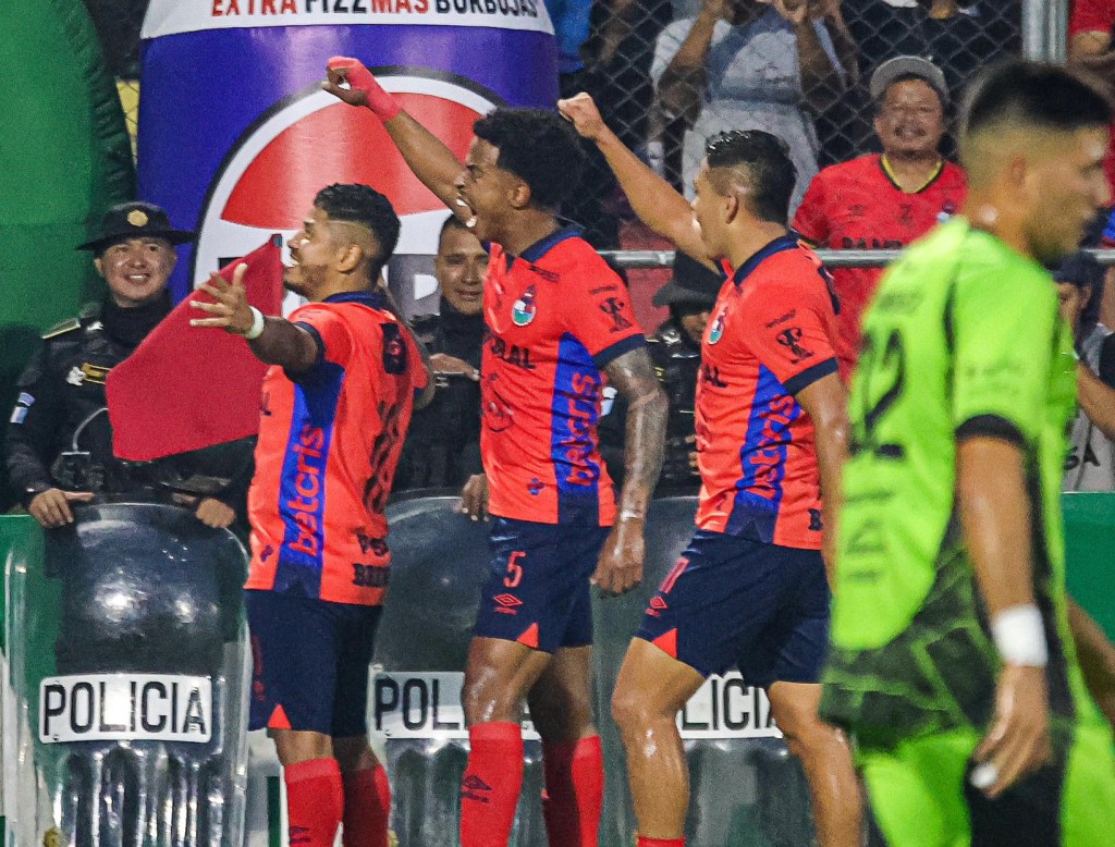 Municipal aplasta a Mixco y avanza con autoridad a su tercera final&nbsp;consecutiva