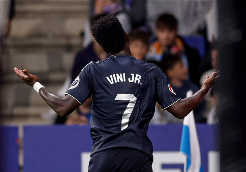 El Madrid enfría la fiesta culé: Vinícius aplaza el alirón y calienta El&nbsp;Clásico