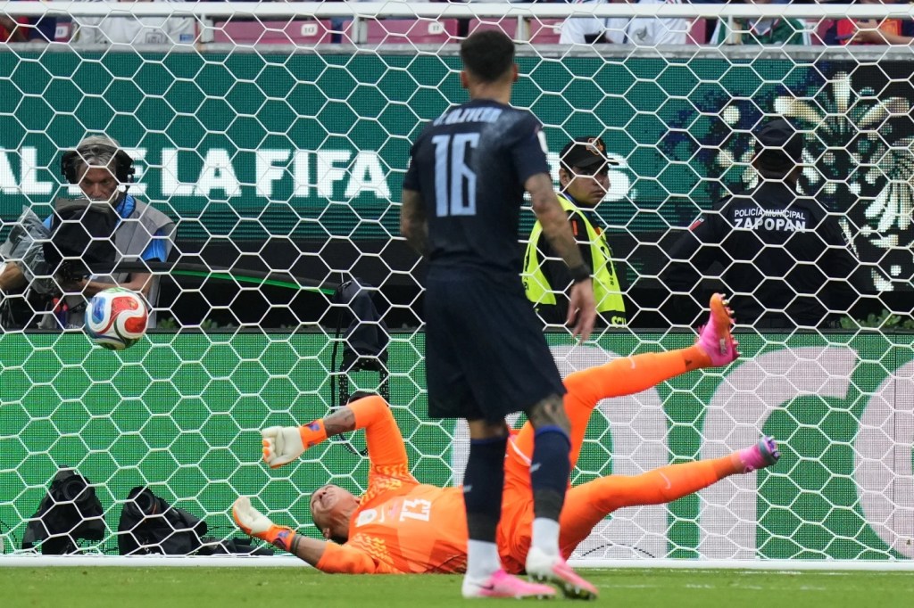 Un error que costó un Mundial: España elimina a Uruguay y la era Bielsa queda bajo&nbsp;presión