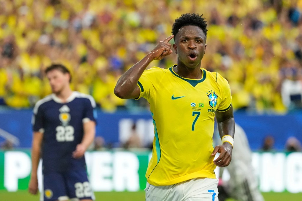 Vinícius Júnior marca 2 goles mientras Brasil vence a Escocia 3-0 para ganar su grupo de la Copa del&nbsp;Mundo