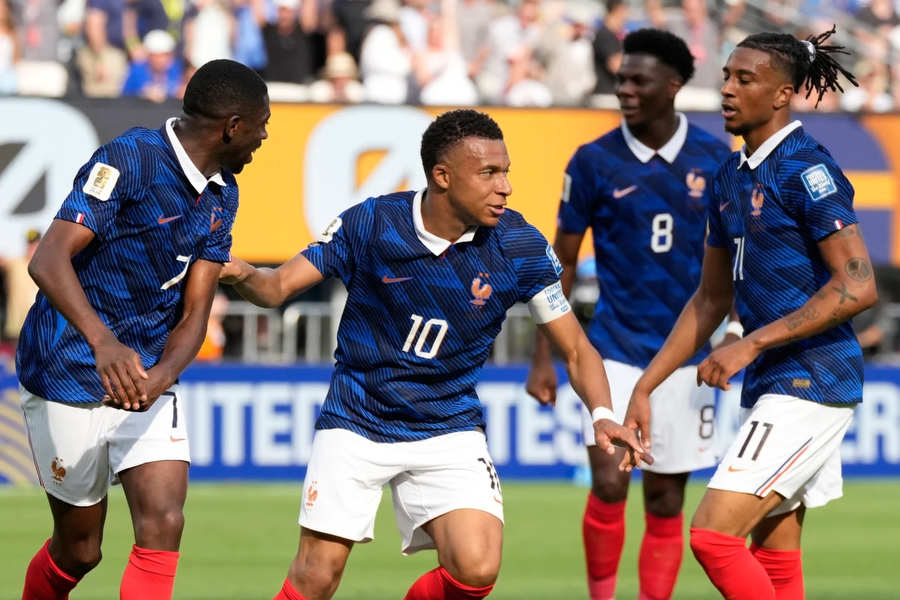 Mbappé hace historia, alcanza a Messi y guía a Francia a octavos con una exhibición ante&nbsp;Suecia