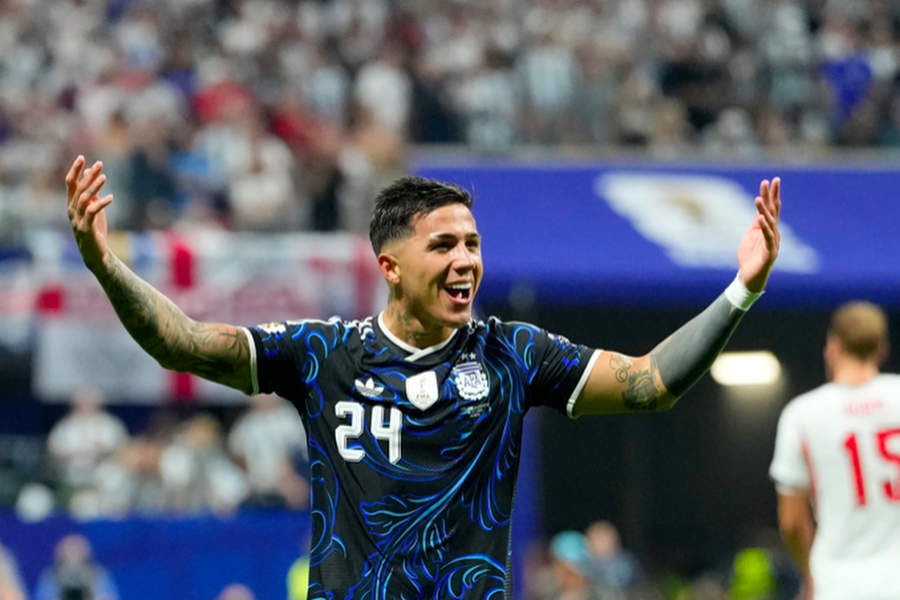 Argentina venció 2-1 a Inglaterra con goles de Enzo Fernández y Lautaro Martínez y jugará la final del Mundial 2026 ante España. 