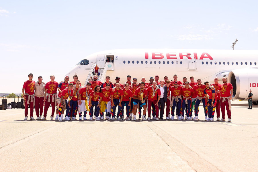 España vuelve a casa con la gloria: Madrid recibe a los nuevos campeones del mundo