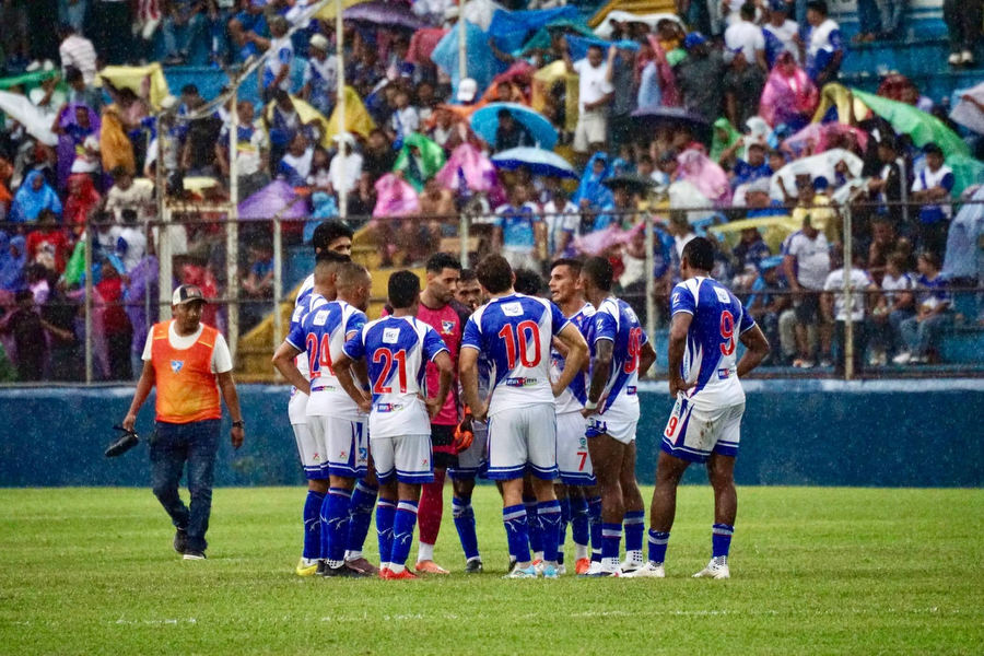 Suchitepéquez vuelve a Primera con un empate ante Comunicaciones en un partido marcado por la lluvia y el FVS